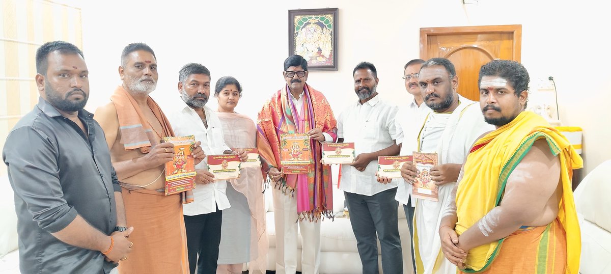 AnamReddy_TDP's tweet photo. *శ్రీ రాజరాజేశ్వరి అమ్మవారి శరన్నవరాత్రి ఉత్సవాలకు ఆహ్వానం*

నెల్లూరు దర్గామిట్టలోని శ్రీ రాజరాజేశ్వరి అమ్మవారి దేవి శరన్నవరాత్రి ఉత్సవాలకు హాజరుకావాల్సిందిగా వేద పండితులు, స్థానిక నాయకులు కోటంరెడ్డి గిరిధర్ రెడ్డి తదితరులు సంతపేటలోని క్యాంపు కార్యాలయంలో నన్ను, నా కుమార్తె లీలా కైవల్యా రెడ్డిని ఆత్మీయంగా ఆహ్వానించారు.

ఈ సందర్భంగా ఉత్సవాలకు సంబంధించిన కరపత్రాలను ఆవిష్కరించడం సంతోషంగా ఉంది. అమ్మవారి ఆశీస్సులతో ప్రజలందరూ ఆయురారోగ్యాలు, సుఖసంతోషాలు, సిరిసంపదలతో వర్ధిల్లాలని మనస్ఫూర్తిగా ప్రార్థిస్తున్నాను. 

#AnamRamnarayanaReddy #SriRajarajeswariDevi #SharannavaratriUtsavalu #Nellore #DivineBlessings #AndhraPradesh