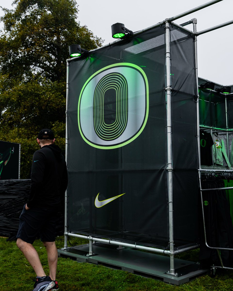 GoDucks's tweet photo. Fast threads 💨

Get your @Nike Origin of Speed gear at the pop-up shop near the Autzen footbridge. 

#GoDucks https://t.co/hktFWc1FuC