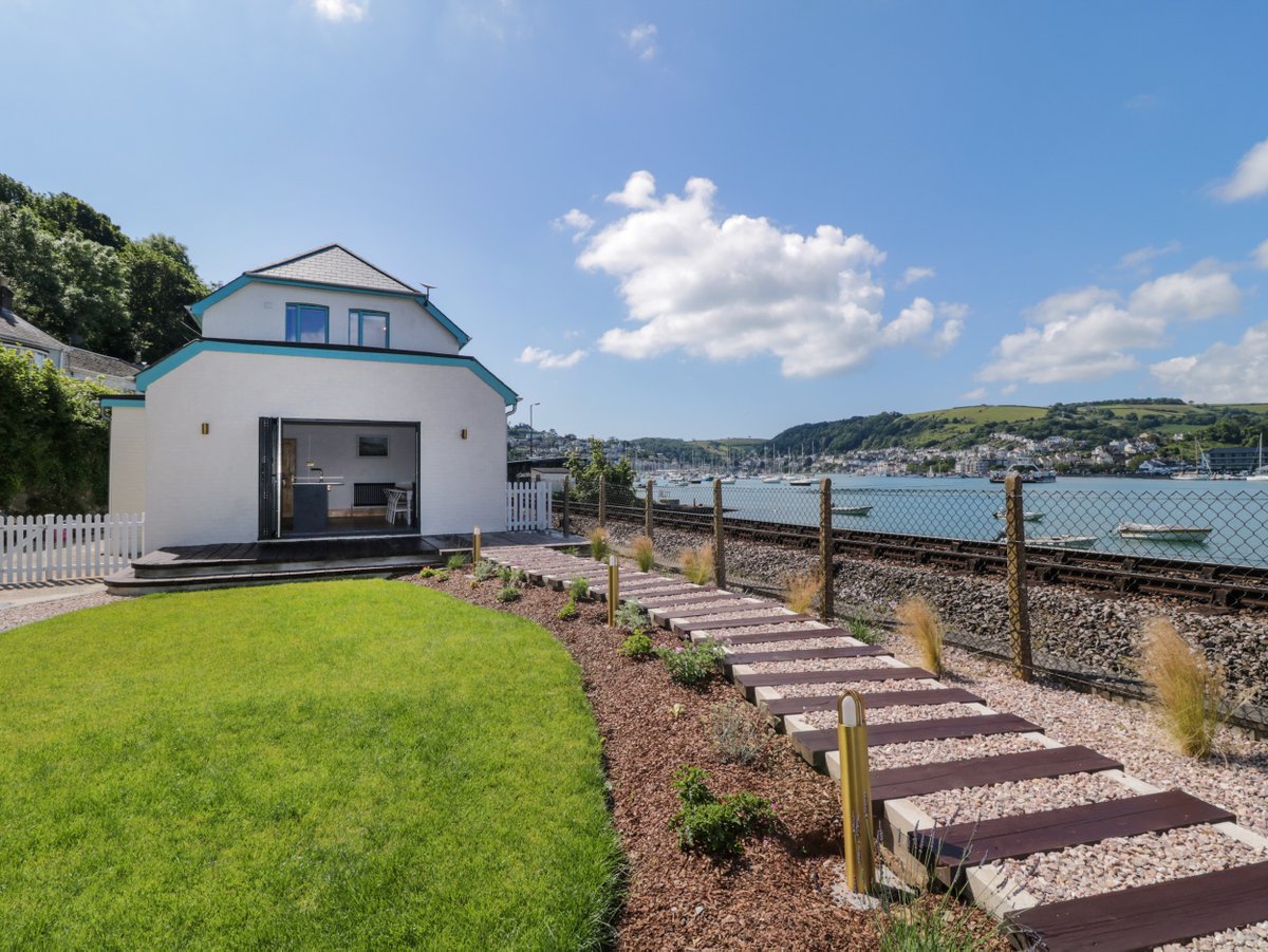 scateringcouk's tweet photo. Britannia Crossings Cottage in Kingswear, Devon, sleeps eight guests.
📍 Dartmouth, Devon
https://t.co/lGYzrau1cU
#Dartmouth #Devon #HolidayCottage #SelfCatering https://t.co/W7mbKQ7tmO