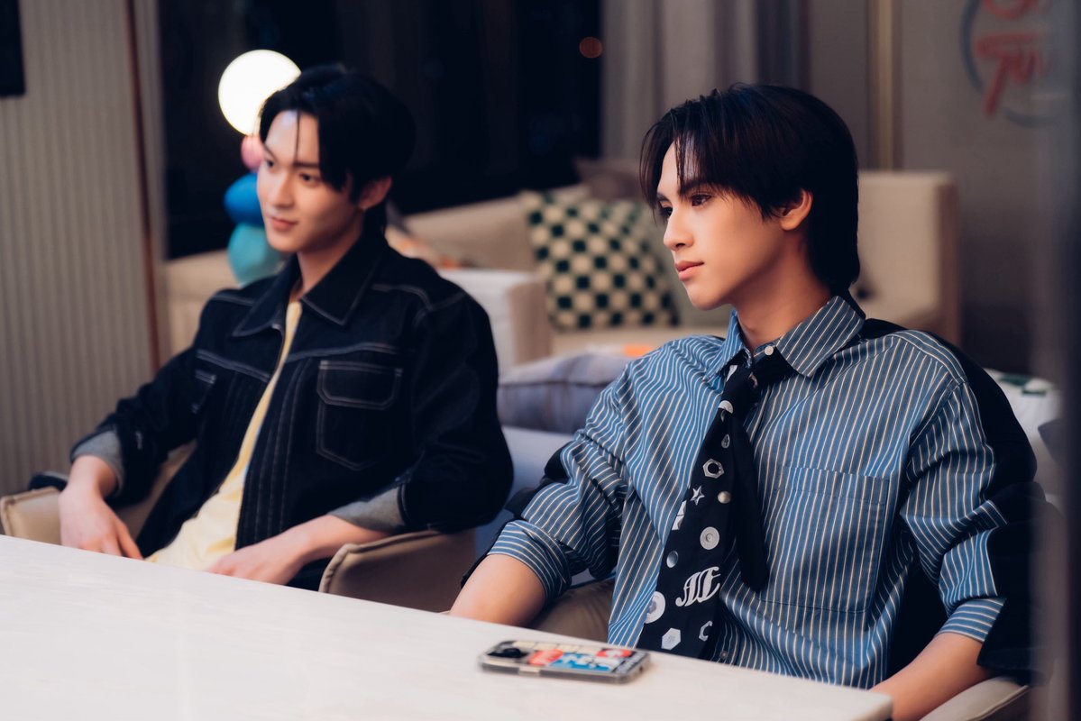 MrFanboySeries's tweet photo. MR FANBOY Recap 🖥️✨

เรื่องเก่ายังไม่ทันเคลียร์ เรื่องหัวใจก็ดันโป๊ะแตกให้คนอื่นรู้แบบไม่ได้นัดหมาย งานนี้ความรักครั้งนี้จะต้องเจออีกกี่ช็อกเนี่ย 😅

ส่วนดราม่าระอุตอนนี้ ว่านจะจัดการเคลียร์ปัญหาลงตัวได้ไหม หรือจะมีใครยื่นมือเข้ามาช่วยทันเวลา ด้านความลังเลของเติร์ดก็ดันทำให้หลักฐานสำคัญหายไปหนึ่ง เหลือรอดอยู่แค่ชิ้นเดียว แบบนี้เรื่องราวจะดำเนินต่อไปยังไงดีนะ 🥺

แล้ว "ความหวังของหมู่บ้าน" อย่างคลิปอีกหนึ่งคลิปสุดท้าย จะถูกปล่อยออกมาแฉ หรือจะโดนทำลายหลักฐานทิ้งซะก่อนกันแน่ 🧐

ทุกคนประทับใจหรืออินกับฉากไหนเป็นพิเศษ มาแชร์ความรู้สึกกันหน่อยเร้ววว 🫶🏻

MR FANBOY CHAPTER 7
#MrFanboyEP7