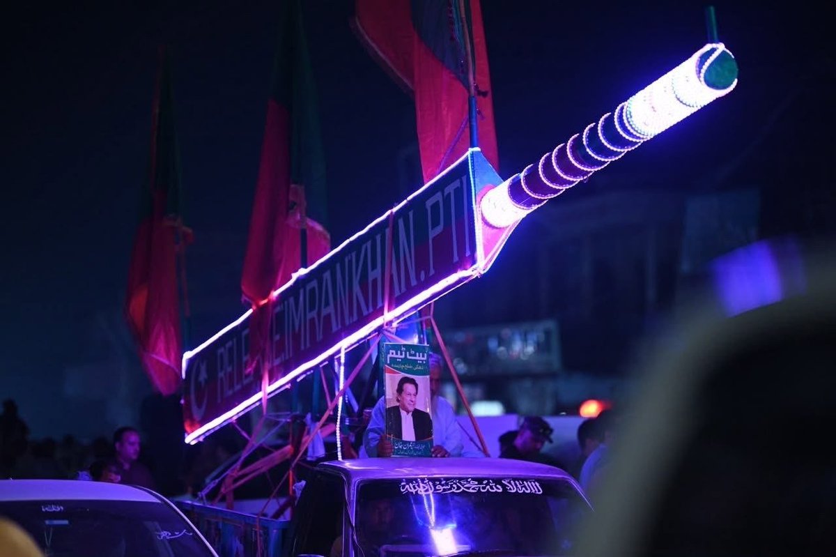 PTIOfficialCP's tweet photo. قاضی فائز عیسیٰ کے دور میں پی ٹی آئی کو انتخابی نشان سے محروم کرنے کے فیصلے نے جماعت کو ایک غیر معمولی انتخابی صورتحال سے دوچار کر دیا۔ بلے کا نشان چھن گیا، تو امیدواروں کو ٹماٹر، بینگن، ٹرک، سائیکل اور نہ جانے کون کون سے انتخابی نشانات پر الیکشن لڑنا پڑا۔

مگر تمام تر پابندیوں، دباؤ، عدالتی ناانصافیوں اور منفی بیانیوں کے باوجود عوامی حمایت کو ختم نہیں کیا جا سکا۔ نشان چھینا جا سکتا ہے، راستے روکے جا سکتے ہیں، مگر عوام کے دلوں سے عمران خان کی محبت نہیں نکالی جا سکتی!

#صوابی_انٹرچینج_۱۱_اکتوبر 
#اب_راج_کرےگی_خلق_خدا