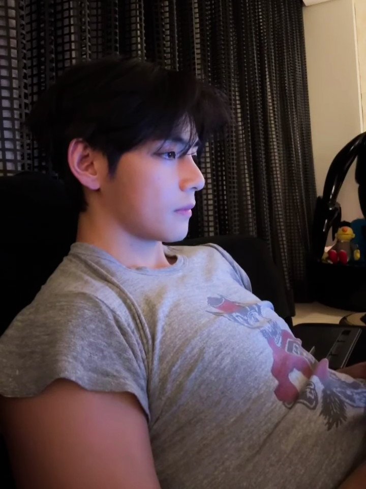 Taevcrew's tweet photo. pretty face, insane side profile and a BIG heart https://t.co/O5pPeQt38a
