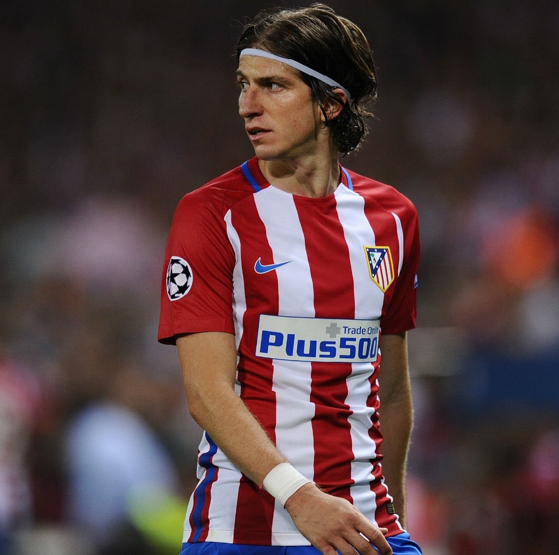 gusholderhaber's tweet photo. 🔴Filipe Luis: “İçimi dökeceğim ve kariyerimin en büyük pişmanlığından bahsedeceğim. Keşke zamanda geriye gidip bunu hiç yapmamış olsaydım…

Atletico'dayken Real Madrid'e karşı oynayacaktık ve Agüero bana şöyle dedi: 'Filipe, Di Maria'ya yaklaş ve ona karısından bahset, onu durduracaksın.'

Ben de yanına gittim ve ona karısının ismini söyledim ve eşine küfrettim. O ise bana sadece üzgün bir şekilde baktı. Bütün maç boyunca ona karşı bariz bir üstünlük kurdum. Fakat eve gittiğimde bundan o kadar büyük bir pişmanlık duydum ki... Di Maria, gerçekten çok üzgünüm, bugün senden beni affetmeni diliyorum."