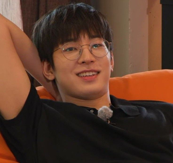 superduperluver's tweet photo. we need more (true) glasses wearing idols!!! https://t.co/Jd1KWu7Nn9