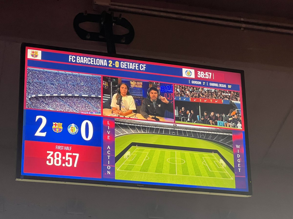 _la_futbolera's tweet photo. Em sembla vergonyós i
que les pantalles del Camp Nou mostrin en anglès la informació del partit i no en català.

@FCBarcelona_cat @JoanLaportaFCB , el Barça ha de ser garant i defensor de la nostra llengua.

Espero que s’esmeni al pròxim partit contra el Madrid a l’Estadi. ❤️💙 https://t.co/pEe0HNFODT