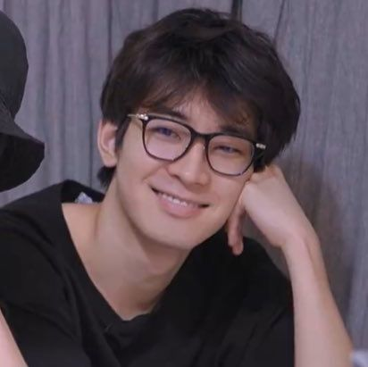 superduperluver's tweet photo. we need more (true) glasses wearing idols!!! https://t.co/Jd1KWu7Nn9