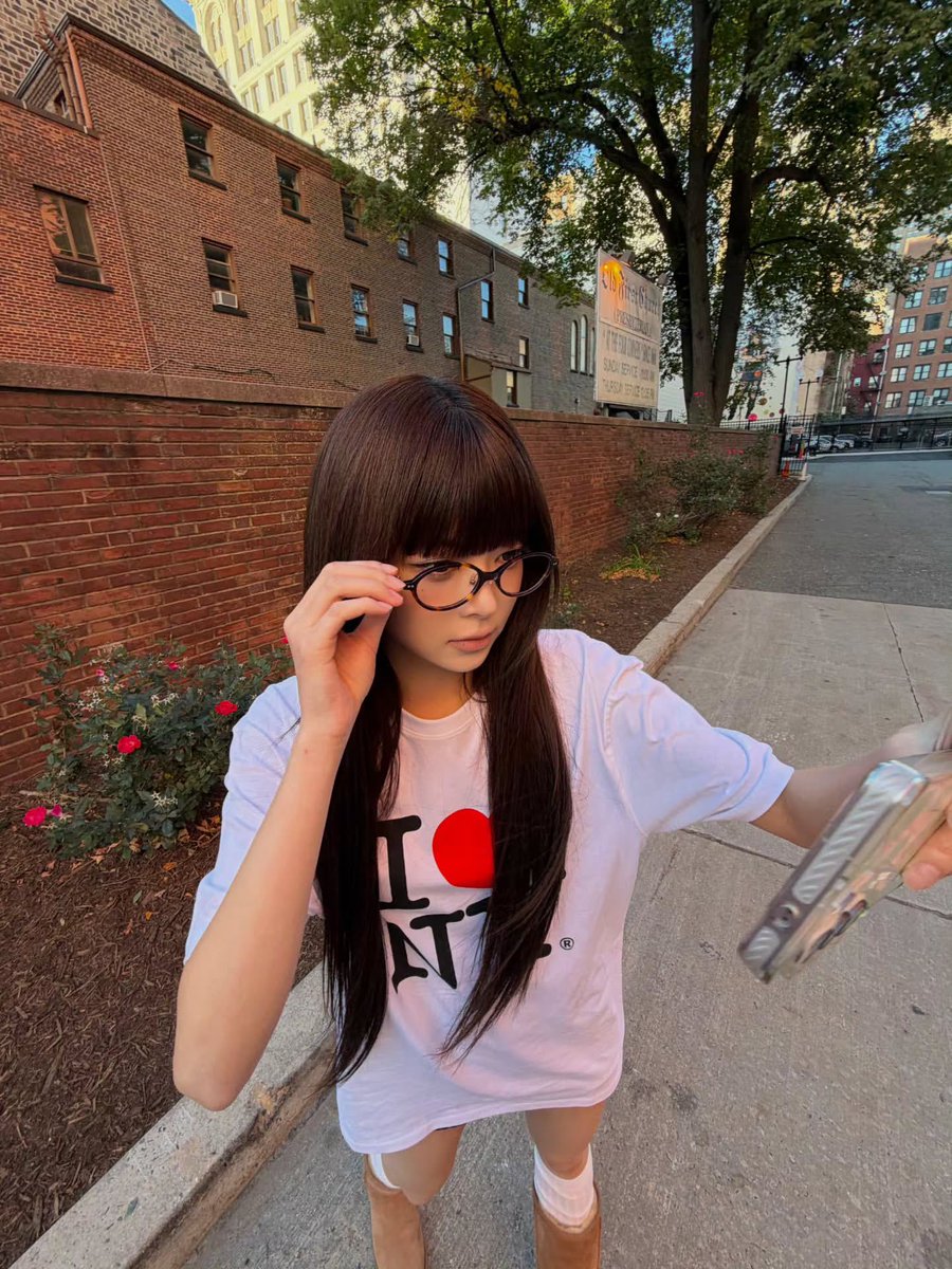 sserapics's tweet photo. hhh.e_c.v instagram update 

: It’s true that I really like NYC

#HONGEUNCHAE #홍은채
#LE_SSERAFIM #르세라핌 https://t.co/GGvTRJkyaa