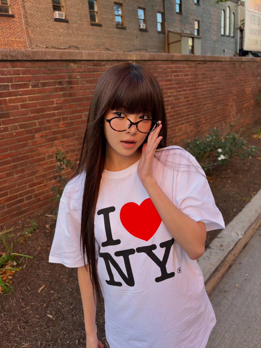 sserapics's tweet photo. hhh.e_c.v instagram update 

: It’s true that I really like NYC

#HONGEUNCHAE #홍은채
#LE_SSERAFIM #르세라핌 https://t.co/GGvTRJkyaa