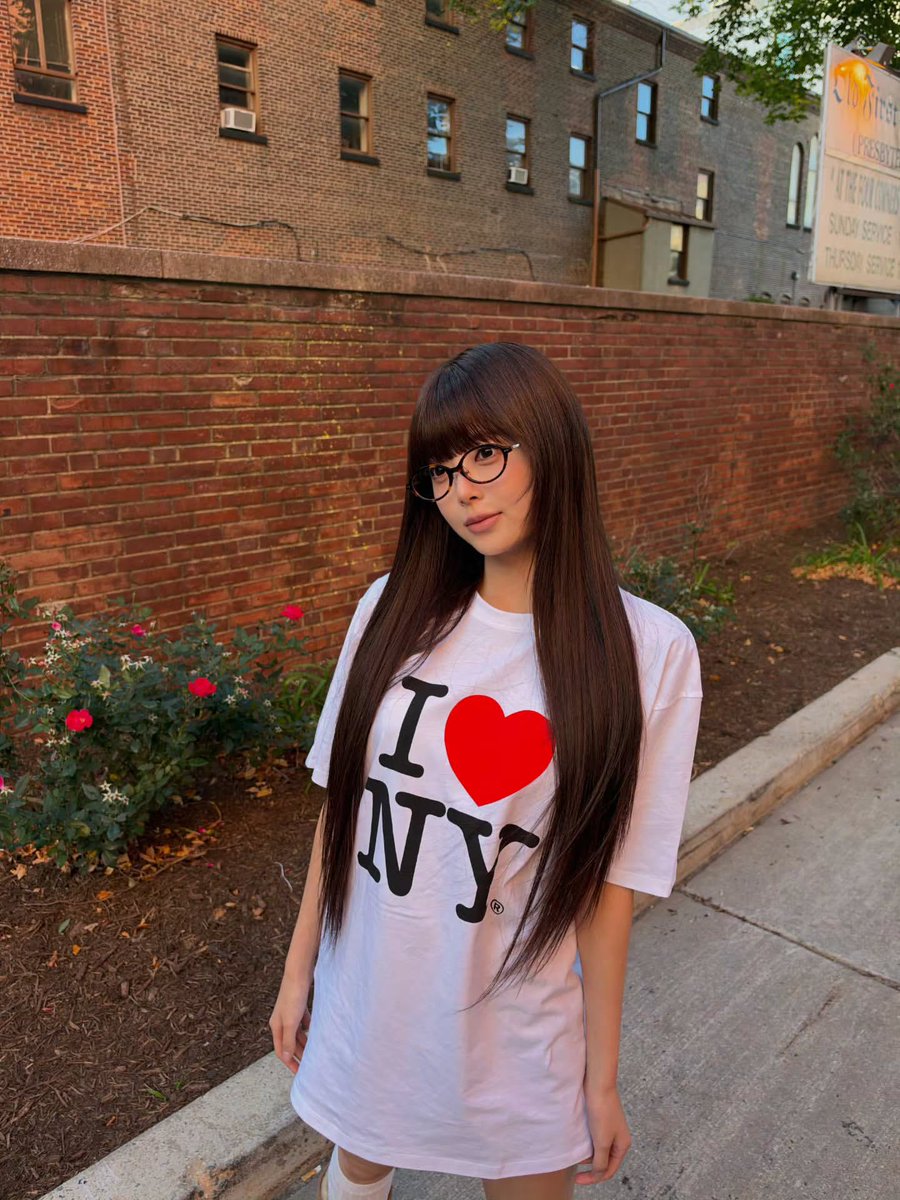 sserapics's tweet photo. hhh.e_c.v instagram update 

: It’s true that I really like NYC

#HONGEUNCHAE #홍은채
#LE_SSERAFIM #르세라핌 https://t.co/GGvTRJkyaa