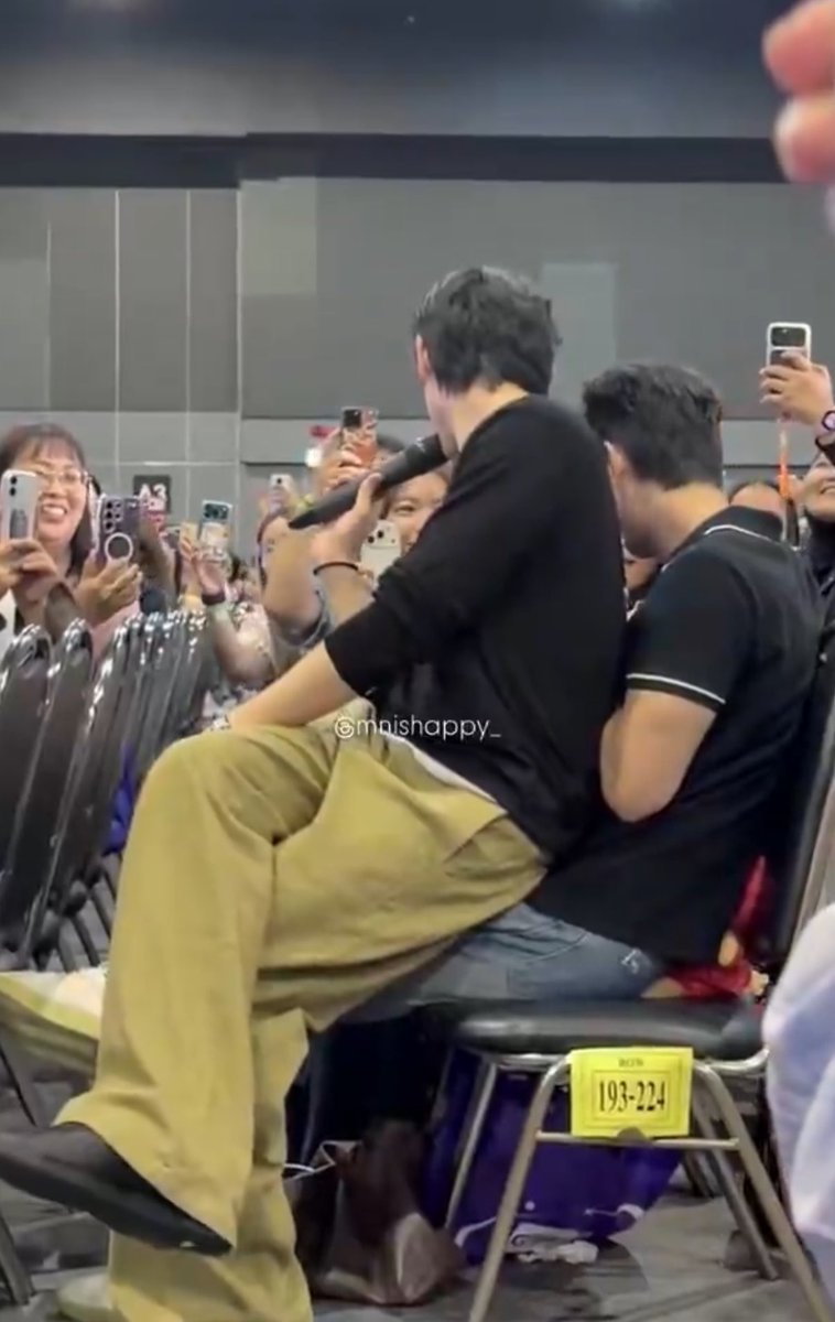blueematoo's tweet photo. from side pov, i thought they’re not that close to each others BUT BOOM THE FRONT SIDE POV DROPPED THEYRE THAT CLOSED OHMGDJDBJD GET A ROOM https://t.co/vac4yZ7R7V
