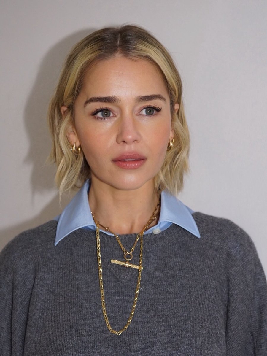 eclarkenetwork's tweet photo. Emilia Clarke ready for her appearance at Liverpool Comic Con today, photos via naokoscintu on Instagram. https://t.co/6oJFlsFSUS