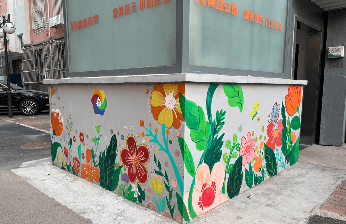 NuriyevRakif's tweet photo. This mural reflects our community's heritage, carefully mended to keep its beauty alive, adding a warm touch to the street that makes everyone smile.， https://t.co/9Grnm1n82C