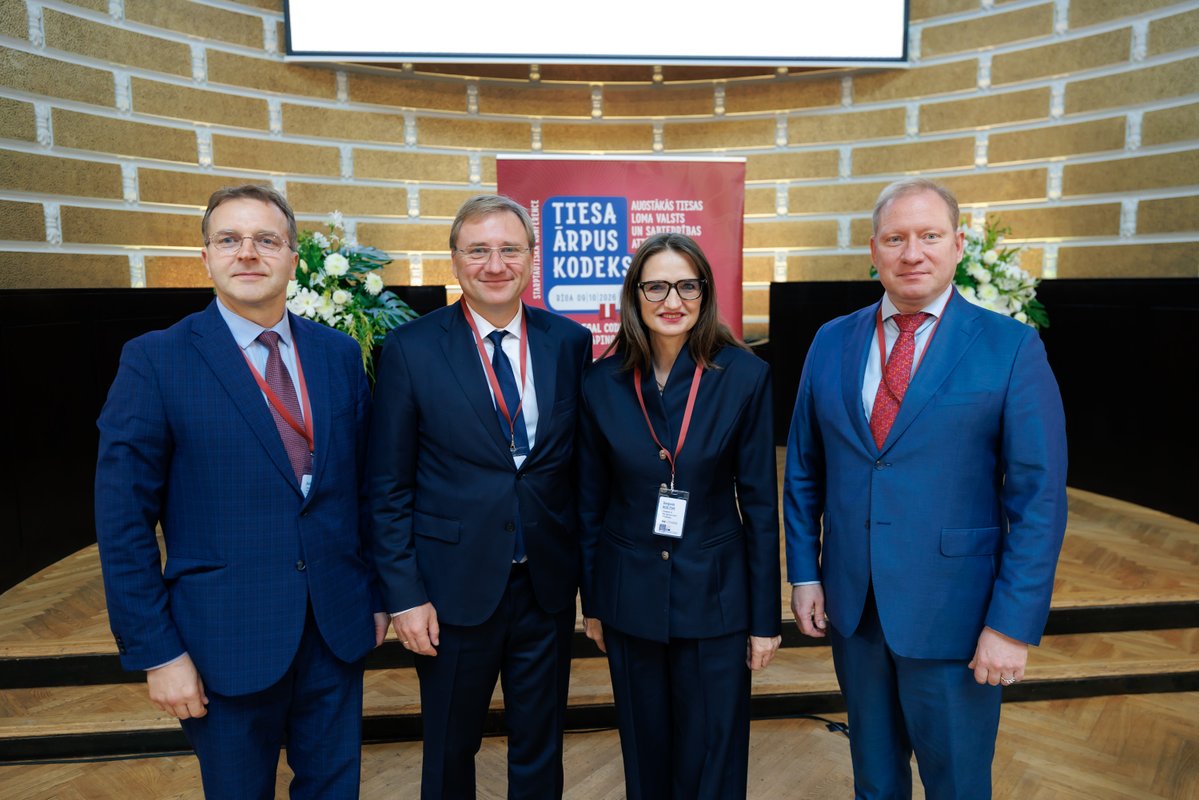 Augstaka_tiesa's tweet photo. Trīs vērtīgi priekšlasījumu paneļi @Augstaka_tiesa un @universitatelv konferencē par Augstāko tiesu lomu valsts un sabiedrības dzīvē. Kodolīgs LU zinātņu prorektora Guntara Kitenberga kopsavilkums noslēgumā. Priekšlasījumi tiks publicēti Augstākās tiesas Biļetena nākamajā numurā. https://t.co/HezlVO6kzU