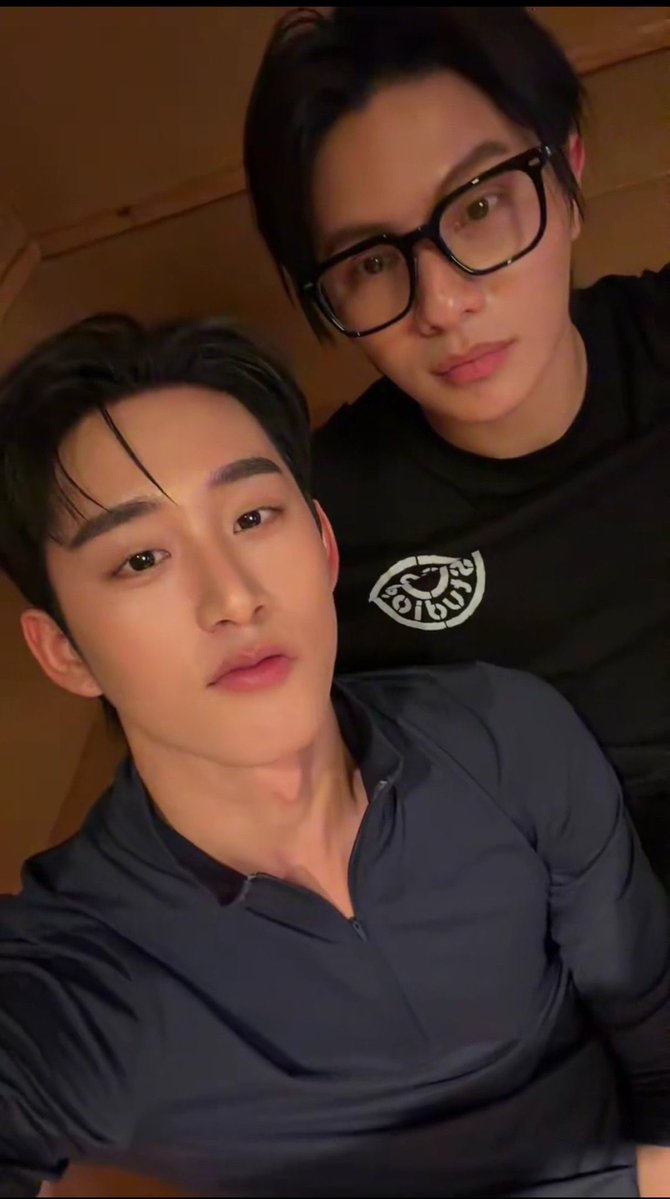 userunknowbabe's tweet photo. 🦈 : วันนี้เปนทีมดูสดคับ👀

ดูสดเราไม่เท่ากันนะ พี่ดูคนเดียวส่วนยูดูกับบี๋

#YouManiacSeriesEP7 #WilliamEst https://t.co/UrqMRdvJ4K