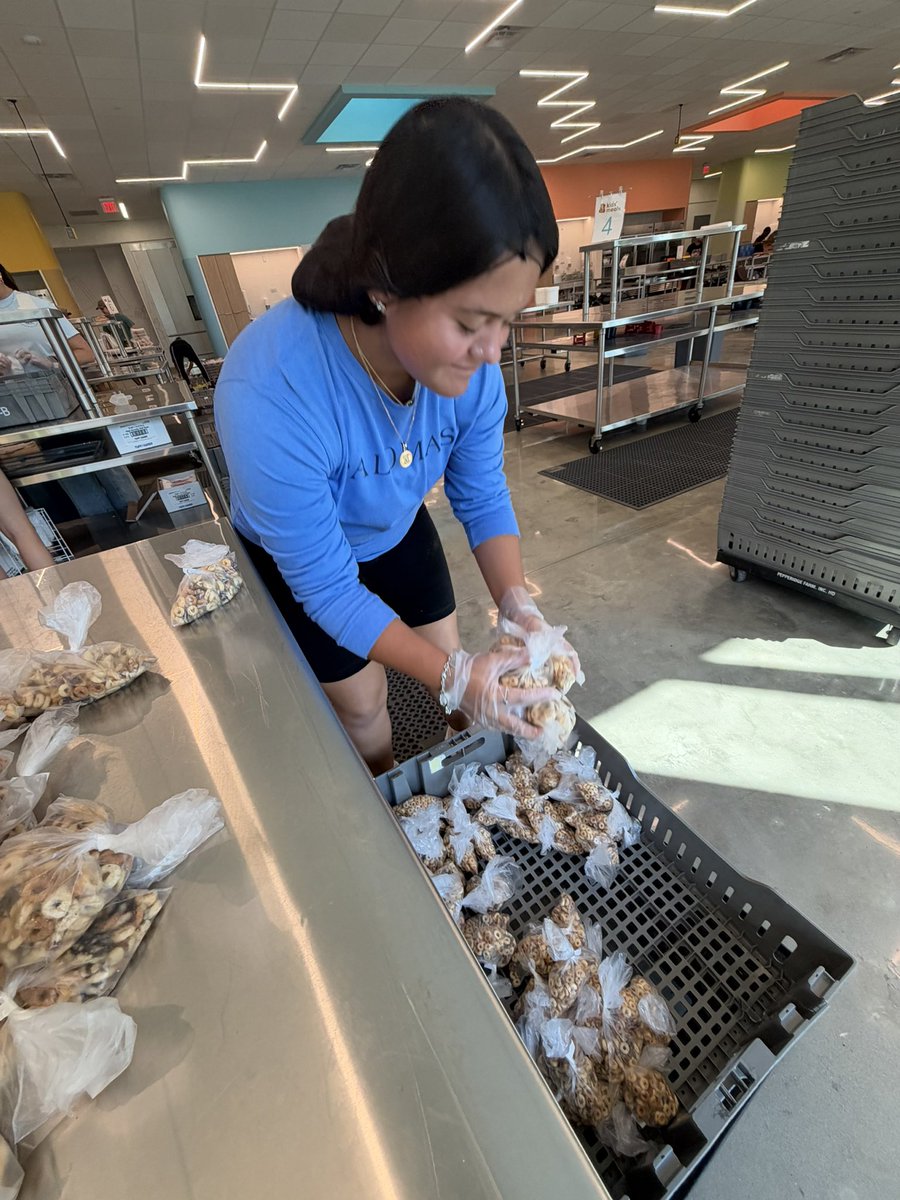 arimol2028's tweet photo. Traded my glove for a plastic one this morning volunteering at @kidsmealsinc and helped pack 400 snack bags for kids in need. 🥎 ❤️ 

#nclpalomas #CommunityService #givingbacktothecommunity https://t.co/J6J5EjEXGx