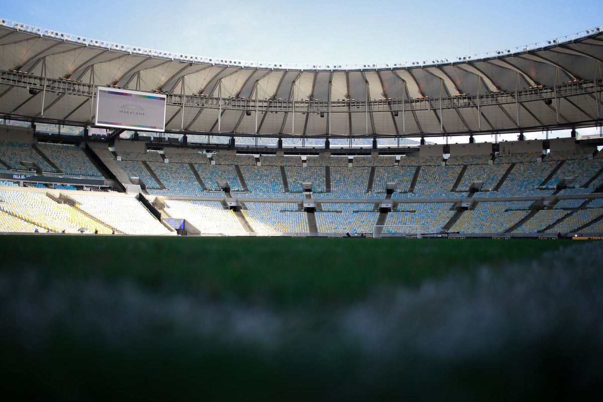 futebol_info's tweet photo. 🚨 URGENTE | Justiça suspende liminar que obrigava Consórcio Fla-Flu a liberar o Maracanã para Vasco x Boca Juniors

A decisão de hoje DERRUBA a obrigação de o Consórcio Fla-Flu disponibilizar o estádio para a semifinal da Sul-Americana. A disputa judicial continua.

A desembargadora Suely Lopes Magalhães entendeu que Marco Antônio Ibrahim não poderia rever sozinho a decisão do relator Alexandre de Carvalho Mesquita. O recurso deveria passar pelo próprio relator ou por julgamento colegiado.

Suely também apontou risco em reunir 3 torcidas rivais na mesma praça esportiva: na mesma noite de Vasco x Boca, o Maracanãzinho receberá Flamengo x Botafogo pelo BASQUETE.

A magistrada citou o parecer do BEPE que considera o NILTON SANTOS apto. Para ela, a preferência policial pelo Maracanã não significa que seu uso seja indispensável à segurança.

A decisão não define se o Vasco tem direito ao estádio nem se a recusa do Consórcio foi legítima. O mandado de segurança seguirá ao relator Joaquim Domingos de Almeida Neto, e a decisão será submetida ao Órgão Especial do TJ-RJ.

🗞️ @JornalOGlobo 
📸 Matheus Lima/CRVG