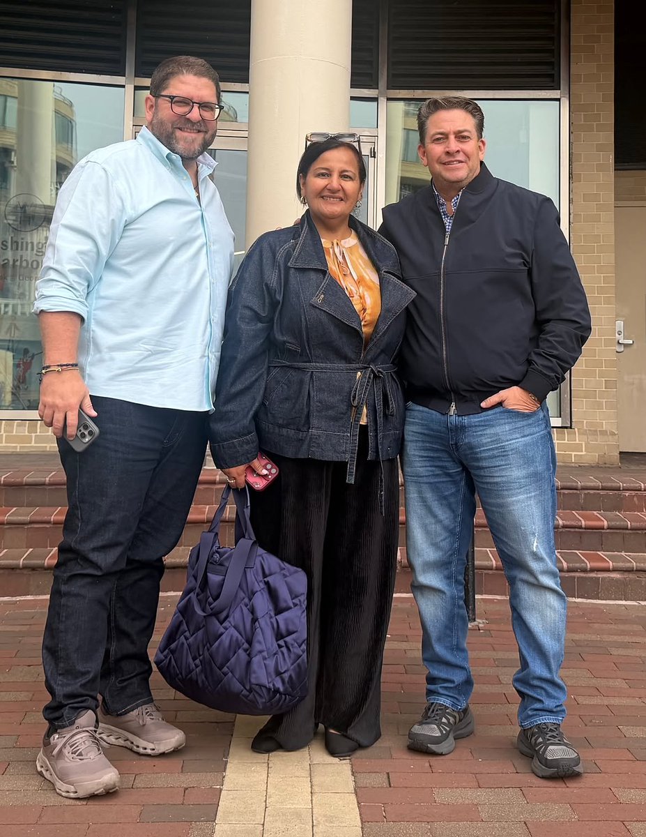 duquegustavoS's tweet photo. Me encuentro en Washington D. C., dando continuidad a la agenda de nuestra visita anterior, para seguir trabajando por Venezuela y por el futuro de Chacao. 

Como parte de esta gira de trabajo, hoy sostuve un encuentro con la Dra. Dinorah Figuera @Dinorahfiguera , Jefa de la Delegación Negociadora de la AN2015 @AsambleaVE  y Gustavo Marcano @GustavoMarcano , miembro de su equipo, con quienes conversé sobre el momento político que vive Venezuela, las perspectivas de entendimiento con el Gobierno Interino y los desafíos que tenemos por delante para avanzar hacia una recuperación institucional y económica que se traduzca en bienestar para los venezolanos. 

Hemos expresado nuestro respaldo a la política de tres fases impulsada por el Gobierno de los Estados Unidos para Venezuela, bajo el liderazgo del presidente Donald Trump @realDonaldTrump @POTUS45 y del secretario de Estado Marco Rubio @SecRubio, con la convicción de que el diálogo, la construcción de acuerdos y la cooperación son fundamentales para abrir nuevas oportunidades para nuestro país. 

Estas reuniones tienen un propósito concreto: construir alianzas, sumar voluntades y gestionar oportunidades que contribuyan a la recuperación y reconstrucción de nuestro país. Continuaré esta gira de encuentros y gestiones, compartiéndoles oportunamente sus avances.