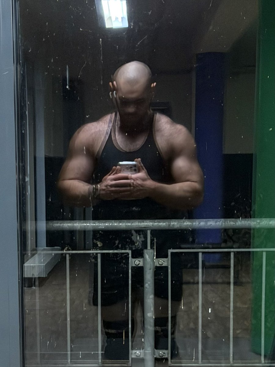 kinksbear's tweet photo. Bald 250 lbs https://t.co/HRcxcXBFwV