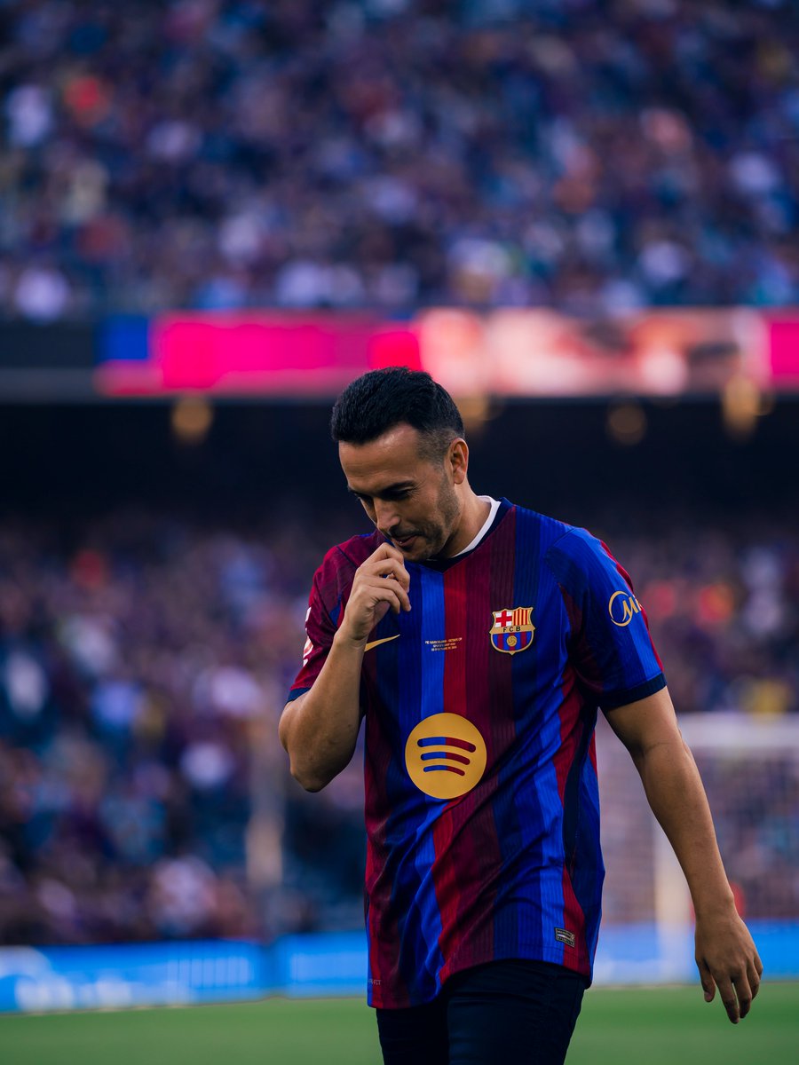 fcbarcelona_tr's tweet photo. Futbola veda eden Pedro, Spotify Camp Nou'da tribünleri selamladı https://t.co/RGpr0HOqkQ