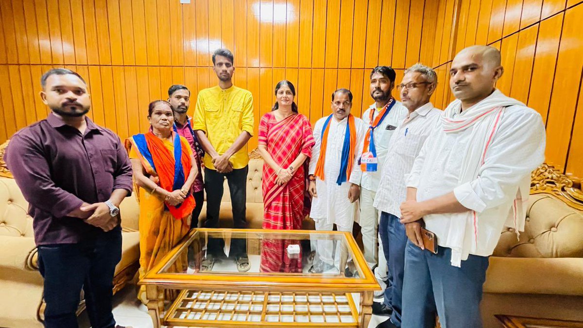 AnupriyaSPatel's tweet photo. आज सर्किट हाउस,आजमगढ़,उत्तर प्रदेश में पार्टी कार्यकर्ताओं एवं पदाधिकारियों से मुलाकात की। https://t.co/LNMGpnrDqC