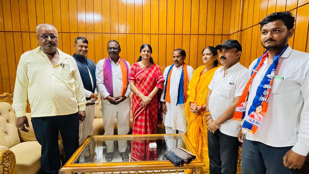 AnupriyaSPatel's tweet photo. आज सर्किट हाउस,आजमगढ़,उत्तर प्रदेश में पार्टी कार्यकर्ताओं एवं पदाधिकारियों से मुलाकात की। https://t.co/LNMGpnrDqC