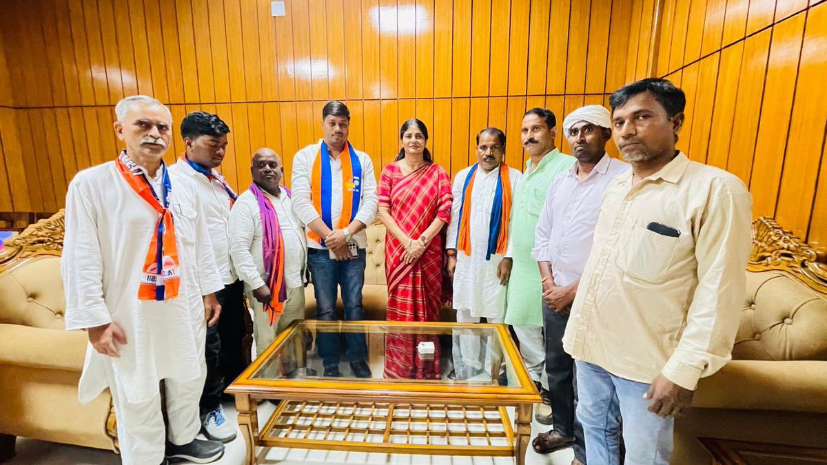 AnupriyaSPatel's tweet photo. आज सर्किट हाउस,आजमगढ़,उत्तर प्रदेश में पार्टी कार्यकर्ताओं एवं पदाधिकारियों से मुलाकात की। https://t.co/LNMGpnrDqC