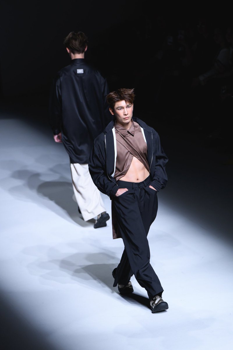 theseriesy_th's tweet photo. “มิว ศุภศิษฏ์” ร่วมงาน“Siam Paragon Bangkok International Fashion Week 2026”

MEW BIFW26 SIAM PARAGON

#37DegreesCelsiusxMew
#SiamParagonBIFW2026xMew
#MewSuppasit
#SiamParagonBIFW2026 
#BIFW2026 https://t.co/glkghj3RRw