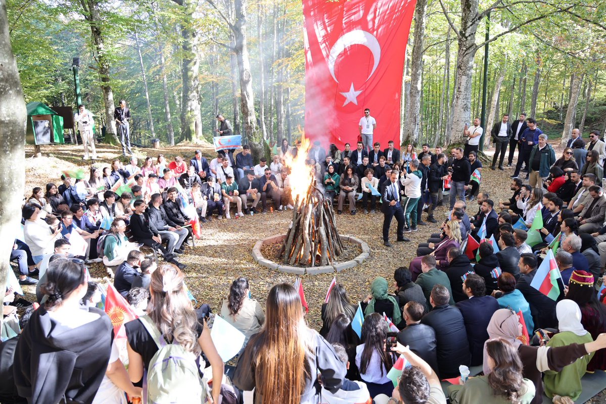 muratrkaraman's tweet photo. Türk Dünyası Gençlik Buluşmamızın bu kez rotası Aytepe Diriliş Kampı! 🌲🏹

Türk Dünyası oturumlarımızın ardından doğanın içinde, gençliğin enerjisiyle yeni dostluklara ve unutulmaz hatıralara uzanan bir gün geçirdik. 🇹🇷

@avyusufibis 
@zorlu77 

#OrtakMirasTekYürek https://t.co/ZLDiGkWu4t