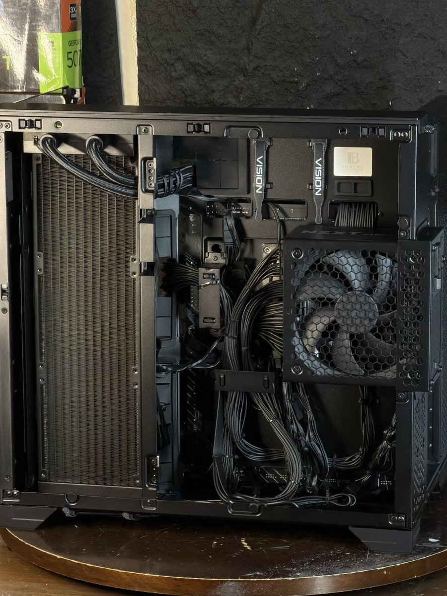 bit0th's tweet photo. الله يبارك له يارب  

من التجميعات المتجر @Bitbybitpc 

المواصفات : 
RYZEN 7 9800x3D 
XPG NEON RGB 32GB 6400MHz CL32
NV7000 2TB 7400MB/s 
AORUS RTX 5080 MASTER 16GB 
LIAN LI VISION COMPACT 
NZXT C1000 GOLD ATX3.1 
AORUS X870 LEITE 
ASIAHORSE 8x https://t.co/qGFsVoIHRQ