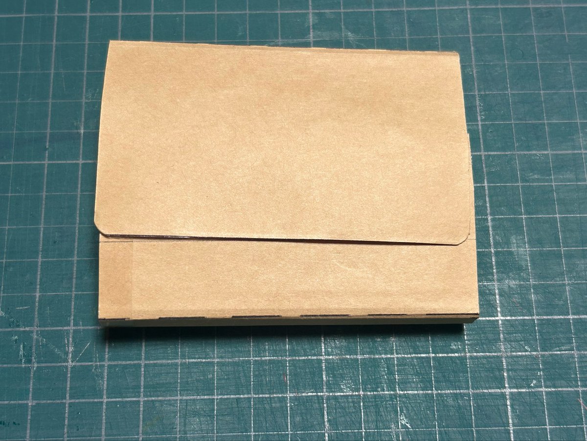 otonohakisara's tweet photo. 欲しい大きさ&amp;デザインのお財布が見つけられないから、自分で作る事にした。
とりあえず原型を紙で再現
これを型紙にして合皮ベースで縫っていく予定。
上手く出来るかな🤔？ https://t.co/tjunt75ieU