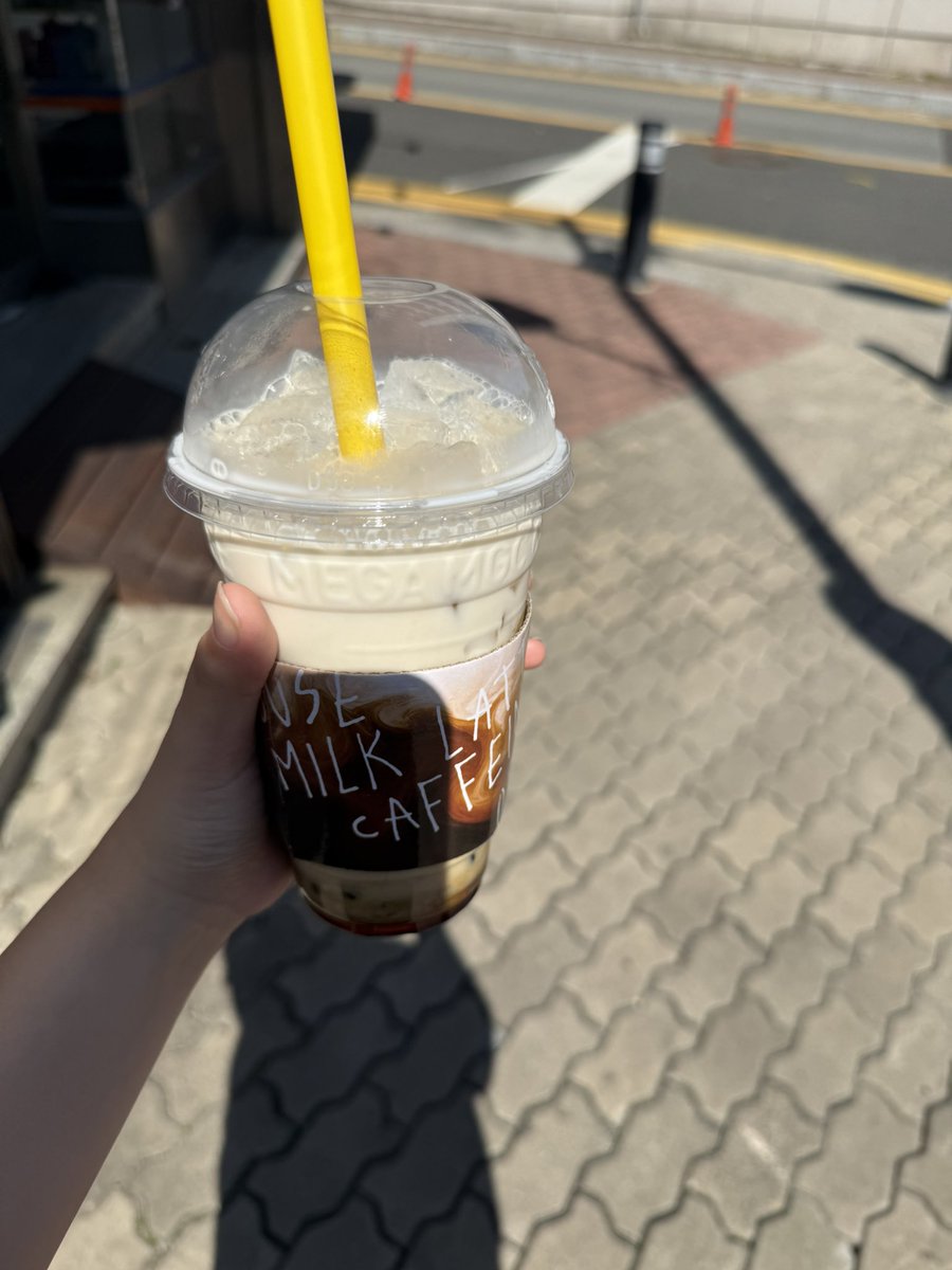 sudii_33's tweet photo. 시켜줘요 메가커피모델 https://t.co/hEwj3KgDqx