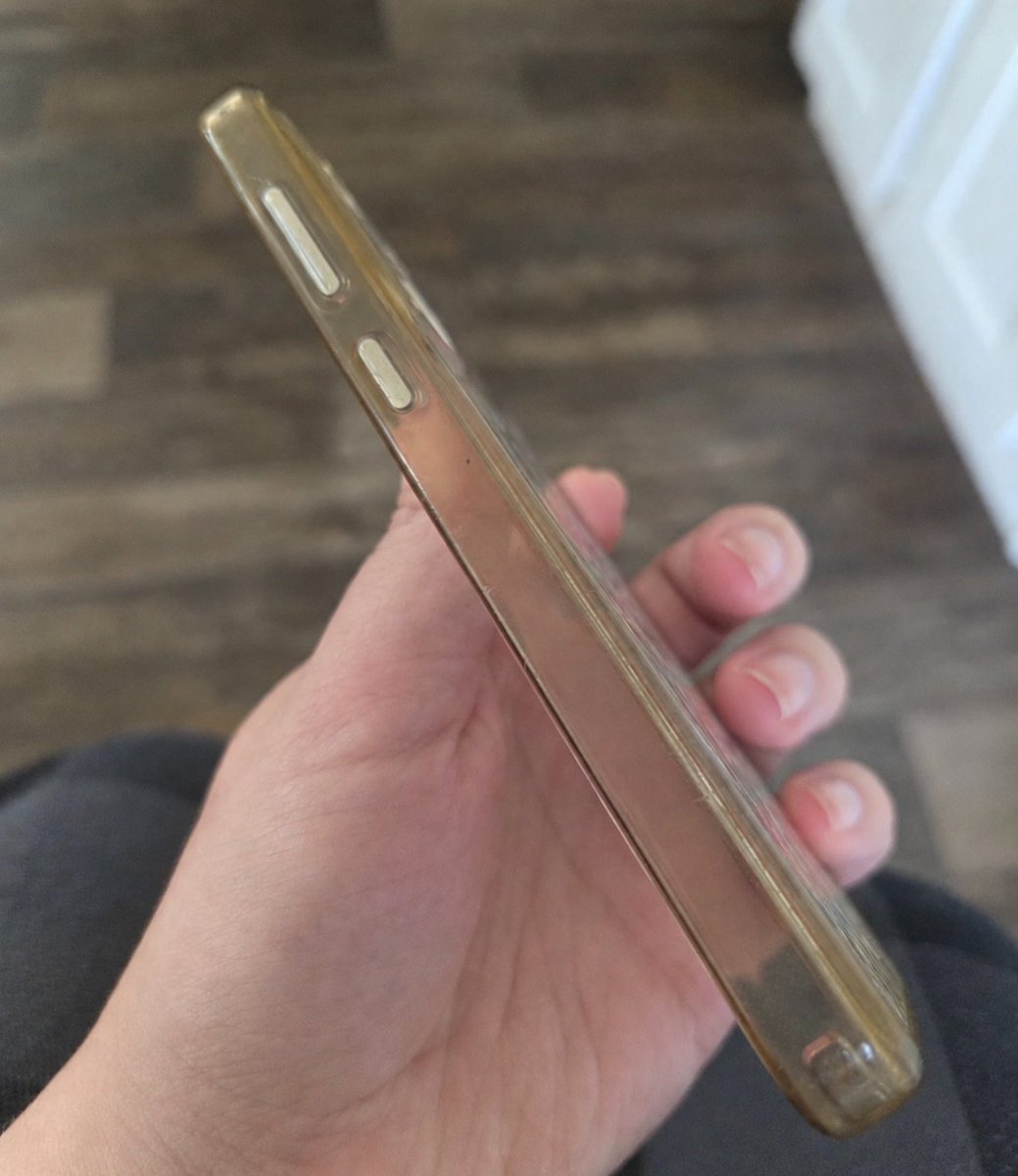 Badgirldwz's tweet photo. pq não inventam uma capinha transparente que não fica amarelada? https://t.co/EwfBkDclKF
