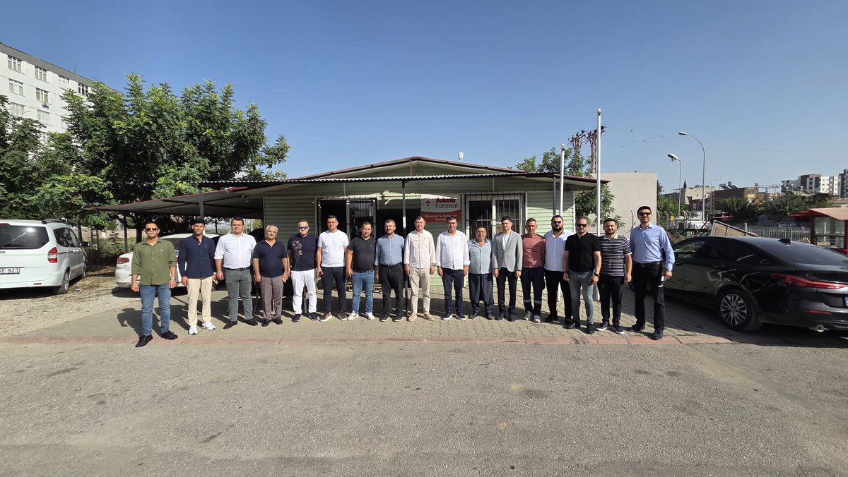 apartiadana01's tweet photo. Anahtar Parti Adana İl Başkanımız Sn. Atilla Karataş liderliğinde, esnafımızla ve kıymetli vatandaşlarımızla Fatih Mahallesi Biber Çarşısı'nda bir araya geldik! 🤝

Sözümüz de kararımız da milletimizin!
🗝️💙🇹🇷

#AnahtarParti #YavuzAğıralioğlu #AnahtarpartiAdana #AtillaKarataş https://t.co/YAhK4sSef7
