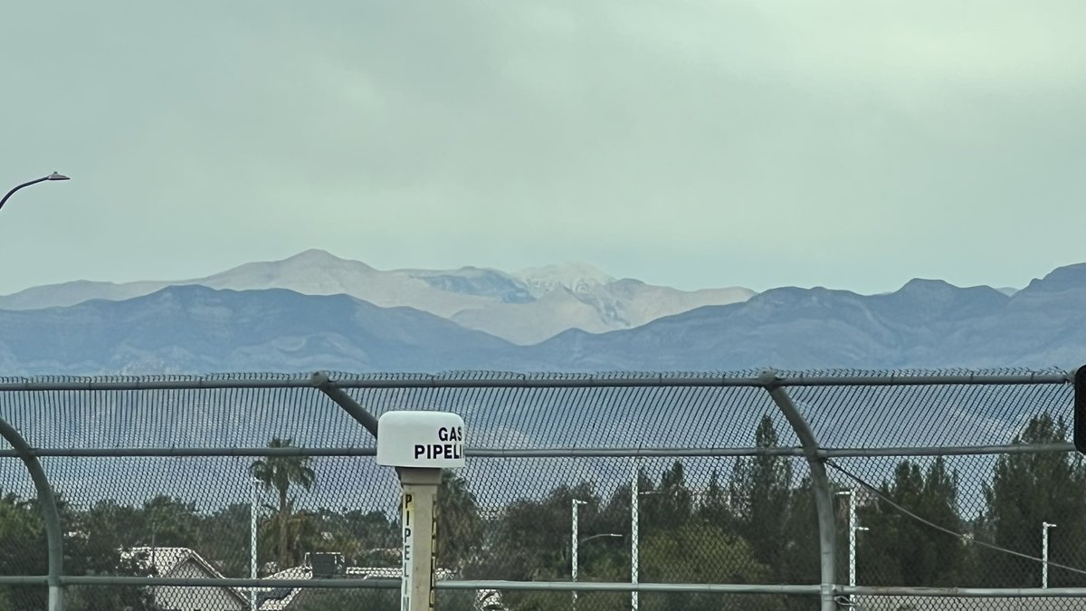 elguerolanchero's tweet photo. From east to west, stay safe out there 
#wxnv #wxky #weather #clouds Vegas now. https://t.co/ub2tVnFvIL