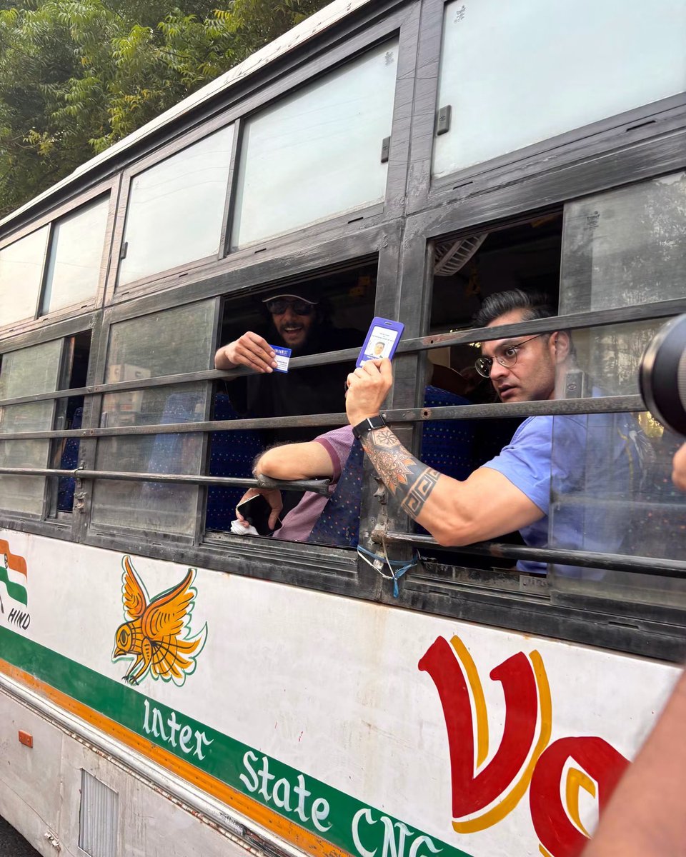 GuptaPragnya's tweet photo. A Supreme Court lawyer holds up his identity card after being detained.
They didn’t discriminate. They harassed all without distinction.
It’s true - “Jab Jab Modi darta hai police ko aage karta hai”
#JantarMantar, #SIR #Democracy, #DelhiPolice
#RollBackSIR https://t.co/je0Xfg9t5e
