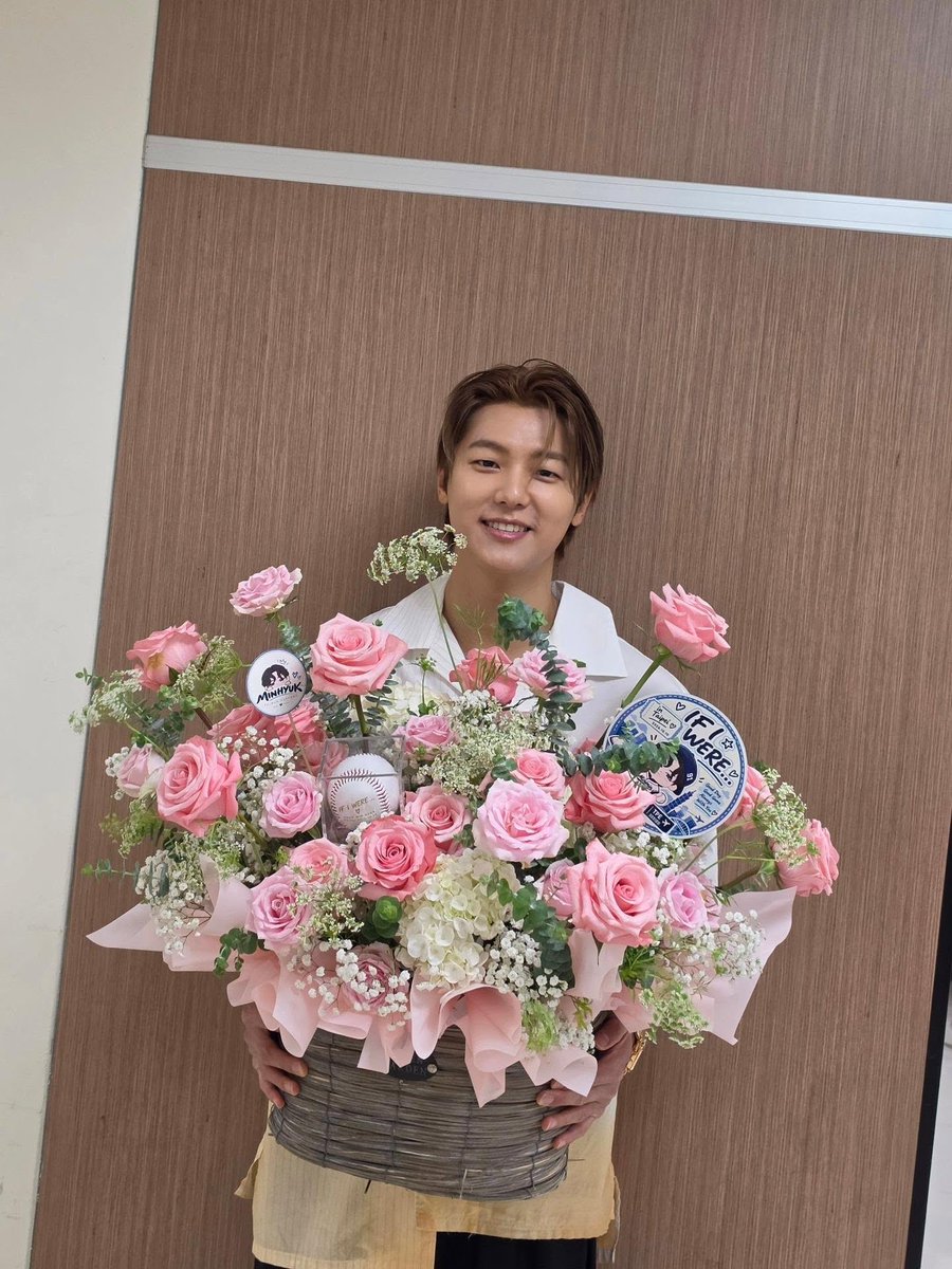 1superblue_'s tweet photo. #강민혁

⠀   🌷🌸🌷🌸
    🌸🌷🌸🌷🌸
 Λ🌷🌸🌷🌸🌷
( ˘ ᵕ ˘🌷🌸🌷
ヽ  つ＼     ／
   UU   / 🎀 \ https://t.co/cAi9AqMDwI