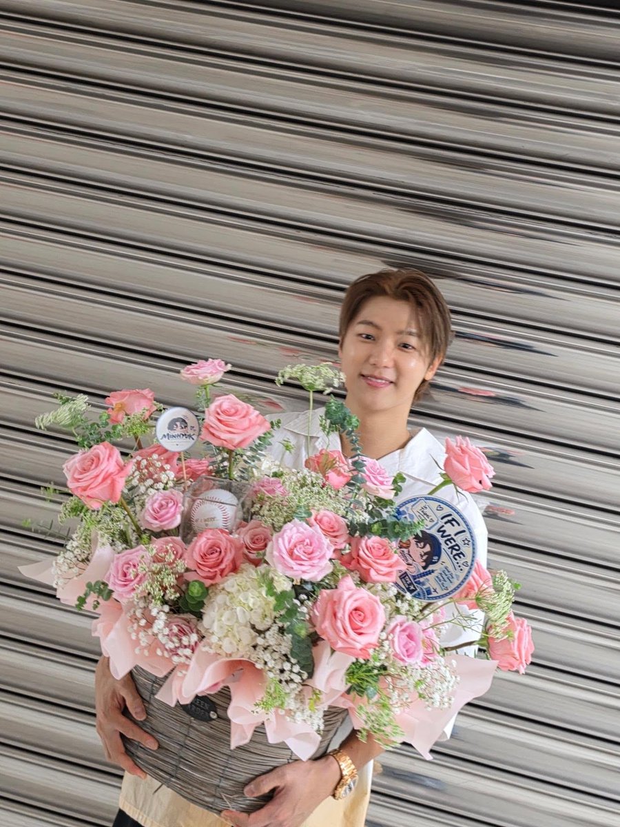 1superblue_'s tweet photo. #강민혁

⠀   🌷🌸🌷🌸
    🌸🌷🌸🌷🌸
 Λ🌷🌸🌷🌸🌷
( ˘ ᵕ ˘🌷🌸🌷
ヽ  つ＼     ／
   UU   / 🎀 \ https://t.co/cAi9AqMDwI