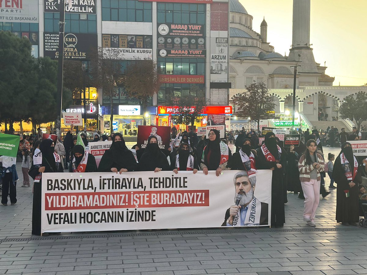 istanadolu3's tweet photo. Zulüm Bitene Kadar Meydanlardayız!

Alparslan Kuytul Hocaefendi, Semra Kuytul Hocahanım ve diğer kardeşlerimizin haksız tutukluluğuna karşı tahliye olan kardeslerimiz ile birlikte basın açıklaması gerçekleştirdik.

📍Esenyurt Meydanı 

ZulmeKarşı Meydanlardayız
AsılSuçlular Yargılanmıyor
AlparslanHocaya Ozgürlük
SemraHocaya Ozgürlük
ZulmeKarşı Meydanlardayız
Kardeşlerimizi SerbestBırakın