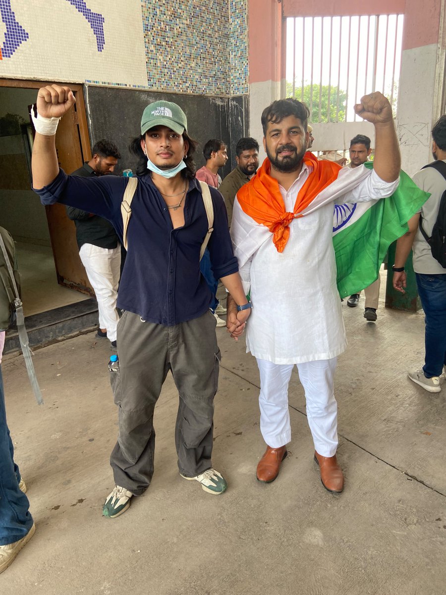 AtultripathiBKU's tweet photo. "जेल के ताले टूट गए क्रांतिकारी छूट गए"
SIR रद्द करो!
ज्ञानेश कुमार इस्तीफ़ा दो!
#JantarMantarSatyagraha
#SIR #JantarMantar #ECI #GyaneshKumar #ElectionCommission #cjpprotes #KissanAndolan #kissanektajindabad #farmersprotest https://t.co/2Xt8t0TLfZ