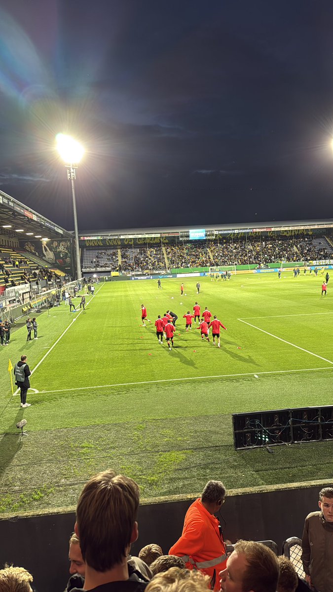 RyanFCT's tweet photo. Altijd mooi zicht in Sittard. Kunnen veel clubs voorbeeld aan nemen. #FCTwente #forTWE  #FortunaSittard https://t.co/hhy1sbV512