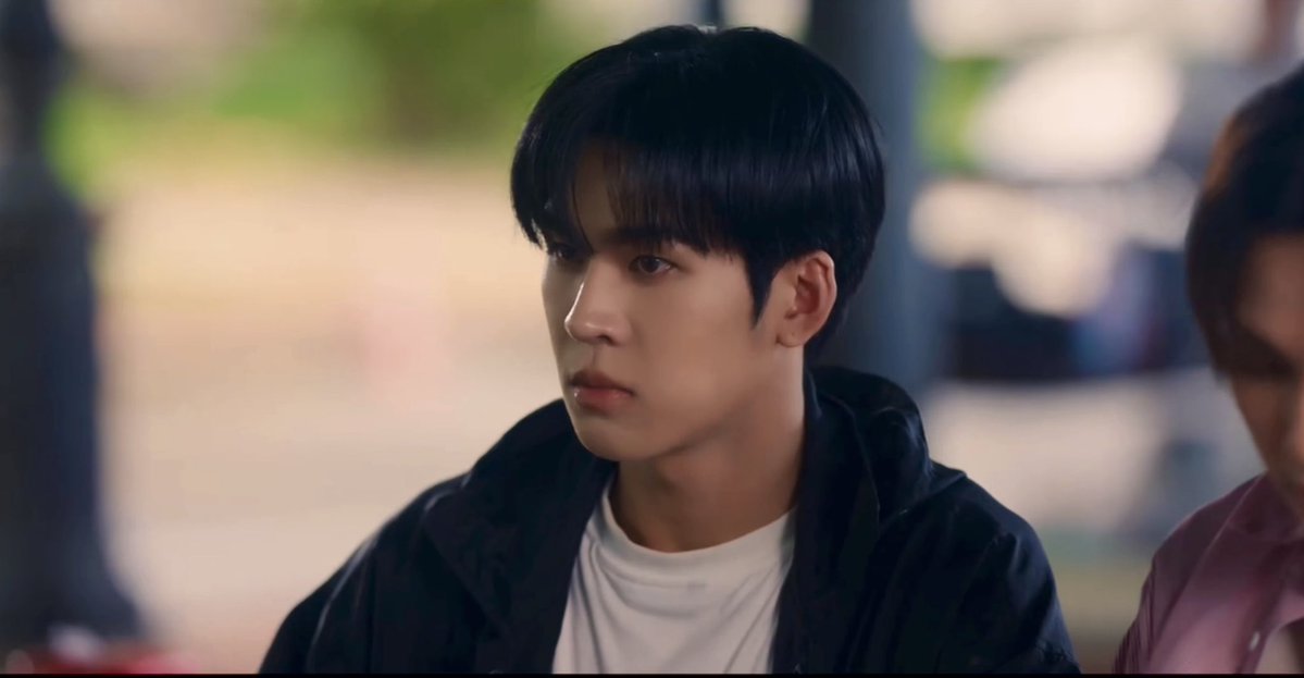 phubunni's tweet photo. the whole scene is priceless. thirdwan were having their little moment and renjitime just crashed it lol. and renji was messing with wan so hard that TWO people from another table got jealous. 

MR FANBOY CHAPTER 7
#MrFanboyEP7 https://t.co/8jSdjsYtuy