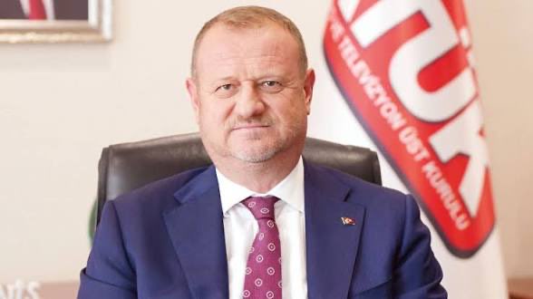 omercanasafgenc's tweet photo. RTÜK başkanı Mehmet Daniş bey, Bakanlarımız Mahinur Özdemir Göktaş ve Ömer Bolat hakkında ki iddiaların iftira olduğu ortaya çıkmasına rağmen ,iftira operasyonu yayınlarına devam eden HalkTv ve SözcüTv hakkında bir işlem yaptınız mı? Ya da yapacak mısınız? 

Sayın başkan yurt dışı seyahatlerinizden vakit ayırıp bir yaptırım uygulanmasını bekliyoruz! 

Kanallar alt yazılarında ısrarla iftira başlıklarını atmaya devam ettiler. @Danis_Mehmet_