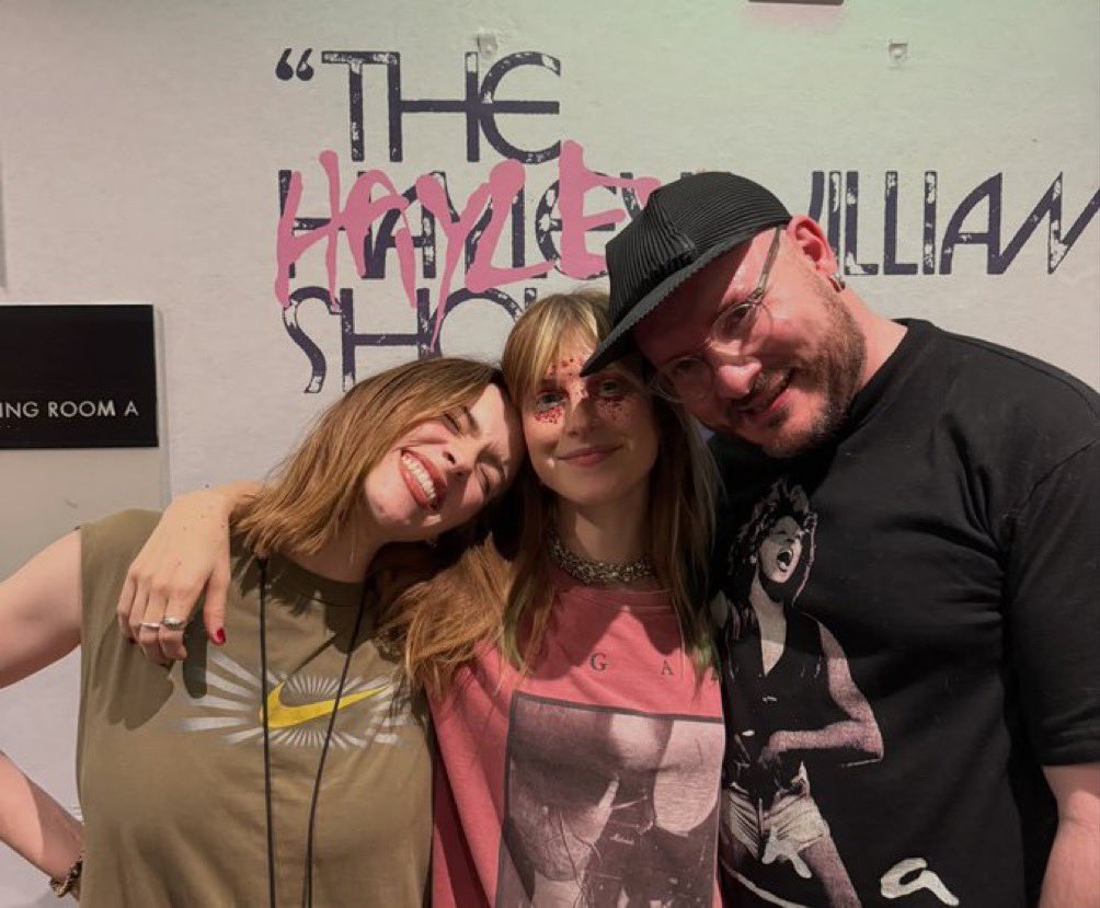 billieeilishtrs's tweet photo. Billie backstage with Hayley Williams the other night in Hollywood, CA! ⭐️

📸: douglaspeck https://t.co/8ZYZgK7U4A