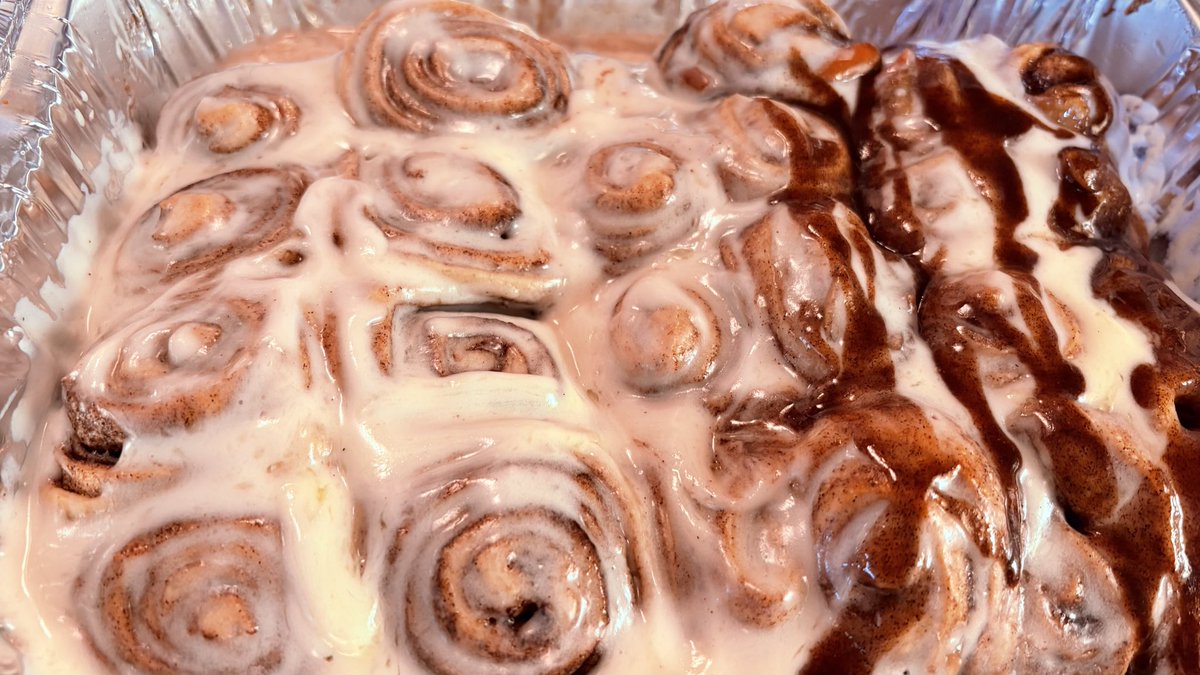 PotariVT's tweet photo. Sourdough and sourdough cinnamon rolls ✨

I jizzed a bit too hard on the rolls but that’s okay 😂 https://t.co/xPtBnGm3I6