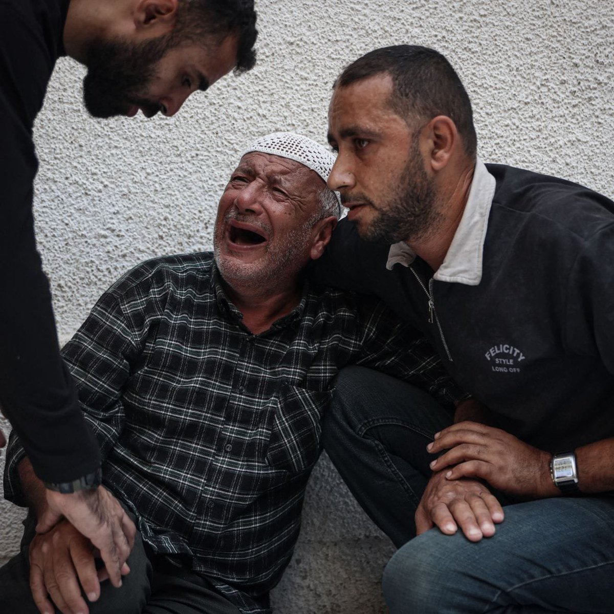 EbrahimMsalam's tweet photo. "قفل الأنظار عن غزة".. هذا هو الإنجاز الوحيد لاتفاق العام الماضي! 
أرادوا للحدث أن يهدأ في الإعلام، فصنعوا مسرحية "وقف إطلاق النار". 
مر عام كامل، كُشفت فيه الحقيقة الصارخة: لم يكن الهدف إنقاذ الأرواح ولا إعادة بناء ما دمرته الحرب، بل كان إبعاد المجهر عن الجرائم اليومية.
غزة لم تتنفس الصعداء، بل أُحيطت بالصمت والخداع