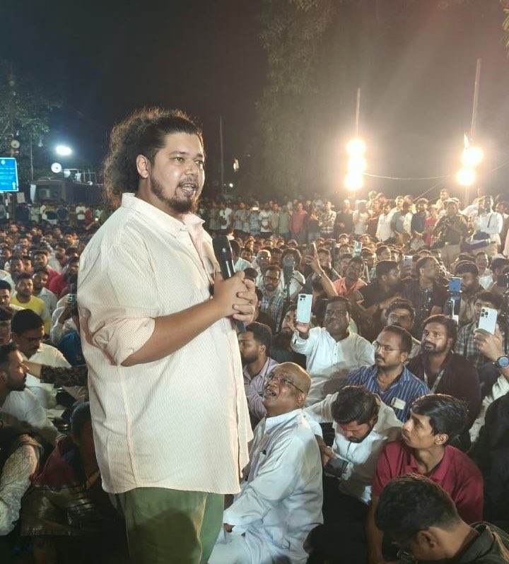 VBAforIndia's tweet photo. 📍 पुणे

आज पुन्हा एकदा पुण्यातील एमपीएससी विद्यार्थ्यांच्या आंदोलनस्थळी वंचित बहुजन आघाडीच्या राष्ट्रीय कार्यकारिणी सदस्य दिशा पिंकी शेख, प्रदेश महासचिव प्रा. सोमनाथ साळुंखे आणि राज्य कार्यकारिणी सदस्य सुजात आंबेडकर यांनी विद्यार्थ्यांची भेट घेतली.

एमपीएससी आयोगाचे अध्यक्ष भीमनवार यांचा राजीनामा झालाच पाहिजे. परंतु, केवळ एका राजीनाम्याने हा प्रश्न सुटणार नाही, त्यासाठी संपूर्ण व्यवस्थाच बदलावी लागेल.

एमपीएससी पेपरफुटीविरोधात शासनाने कठोरातील कठोर कायदा तयार केला पाहिजे आणि पेपरफुटीतील आरोपींवर देशद्रोहासारखा गंभीर गुन्हा दाखल झालाच पाहिजे, असे मत सुजात आंबेडकर यांनी व्यक्त केले.

आंदोलनादरम्यान ज्या विद्यार्थ्यांवर गुन्हे दाखल झाले आहेत, त्यांची वंचित बहुजन आघाडी वकीलपत्र घेऊन मोफत बाजू मांडणार असून जोपर्यंत विद्यार्थ्यांच्या मागण्या मान्य होत नाही तोपर्यंत वंचित बहुजन आघाडी आणि सम्यक विद्यार्थी आंदोलन प्रत्येक एमपीएससी विद्यार्थ्याच्या पाठीशी उभी राहणार आहे.

यावेळी मोठ्या संख्येने एमपीएससी विद्यार्थी उपस्थित होते.

#MPSC_Student #Andolan