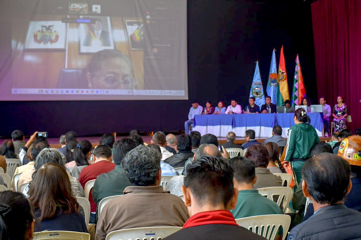 SaludDeportesBo's tweet photo. 🏥 Cochabamba contará con 350 nuevos ítems de salud

La ministra de Salud y Deportes, Marcela Flores Zambrana, alcanzó un acuerdo con autoridades municipales y departamentales para asignar 350 nuevos ítems al sistema público de salud.

#SaludBolivia #SiempreBolivia https://t.co/LGnCh1znxQ