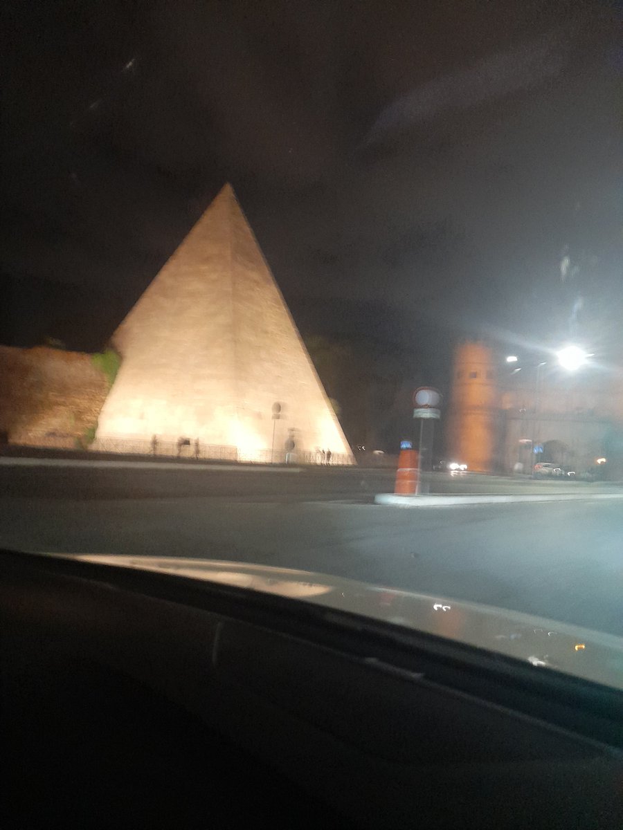 annamarylight's tweet photo. Siamo in Egitto? 🇪🇬🤔 No, questa è Roma! 🏛️✨
La Piramide Cestia che brilla nella notte romana ha sempre un fascino incredibile. 🌌🇮🇹 #Roma #PiramideCestia #MuraAureliane https://t.co/VP3HR7MZHR