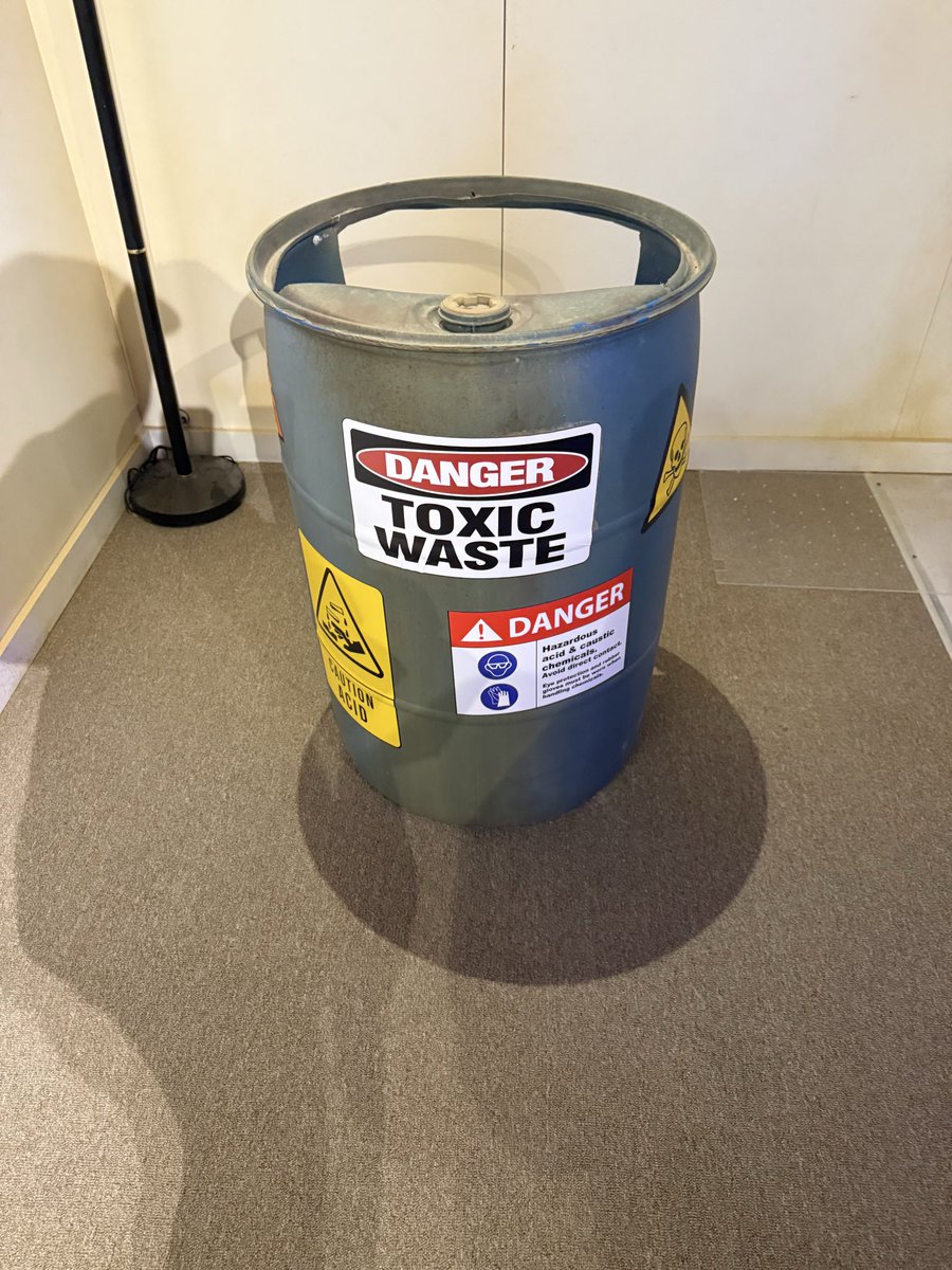 lyzamaryem's tweet photo. Hier, durant ma visite à dans la tête d’un tueur il y avait un baril pour prendre des photos dedans … on dirait que je trouve ça pas respectueux de prendre des photos dans un baril considérant que des gens ont vécus l’horreur et ont été conservé dans ça… https://t.co/fdPEXZQOjj