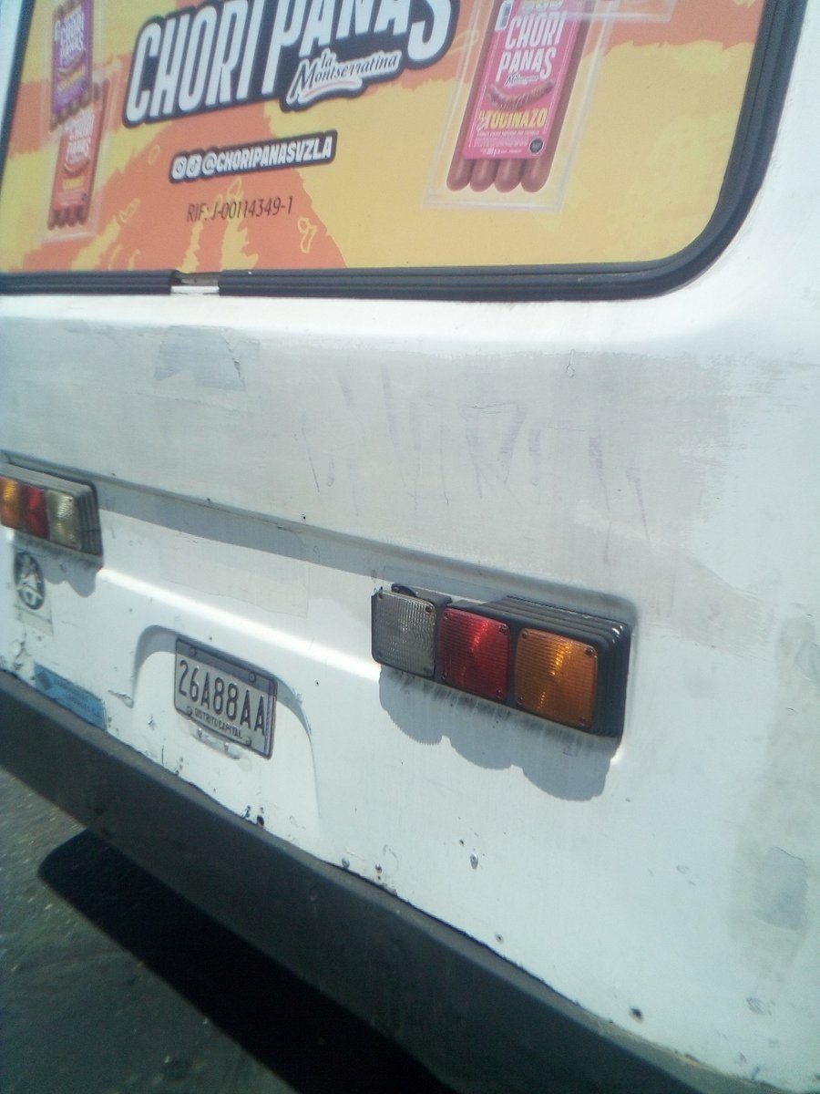 lamanu_ortega's tweet photo. Esta chatarra de la línea Dos Caminos Petare no me quiso llevar ayer, porque sólo lleva 5 pasajes entre estudiantes y 3era edad. Dirección de transporte del Municipio Sucre queremos revisión de la línea, basta de abusos! https://t.co/92IWFZXyWN